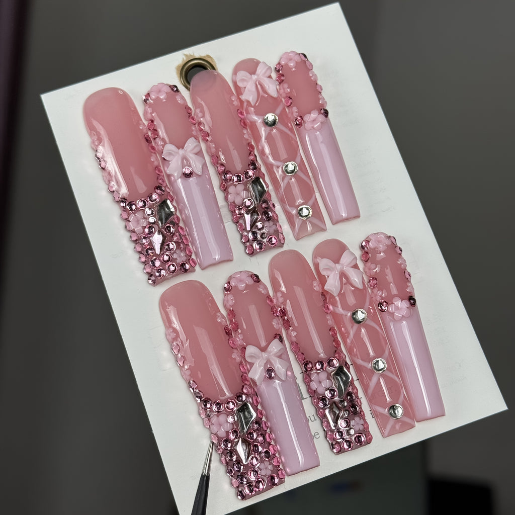 Set of 10 Luxurious And Stylish Nails Featuring Hand-Painted Designs