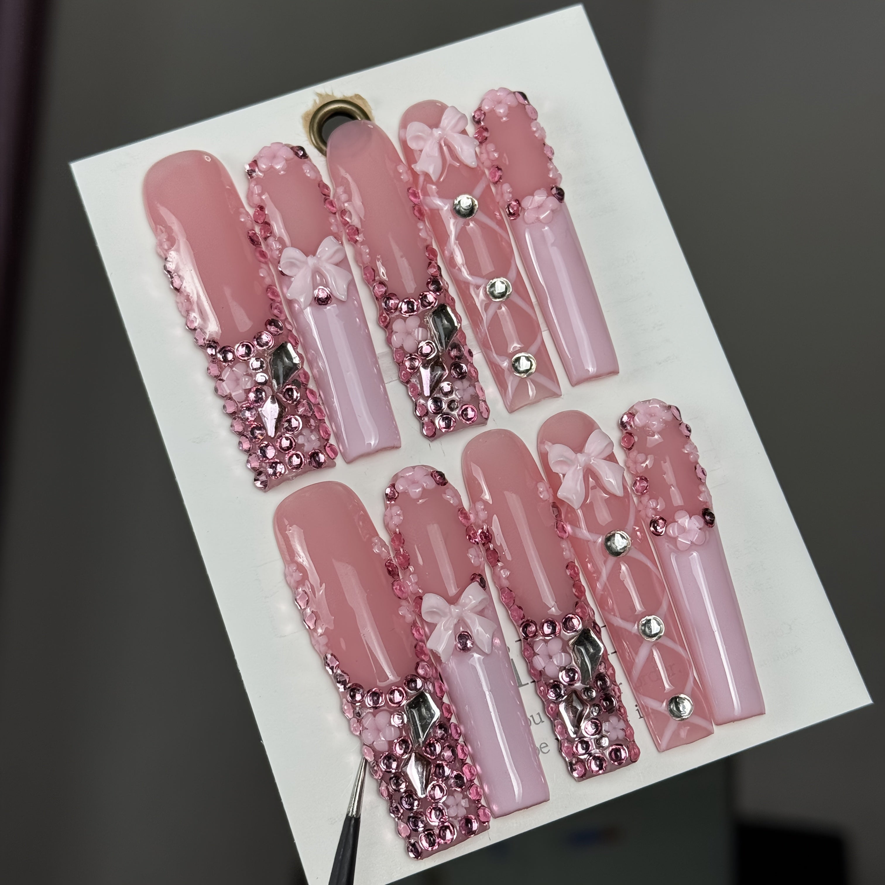 Set of 10 Luxurious And Stylish Nails Featuring Hand-Painted Designs