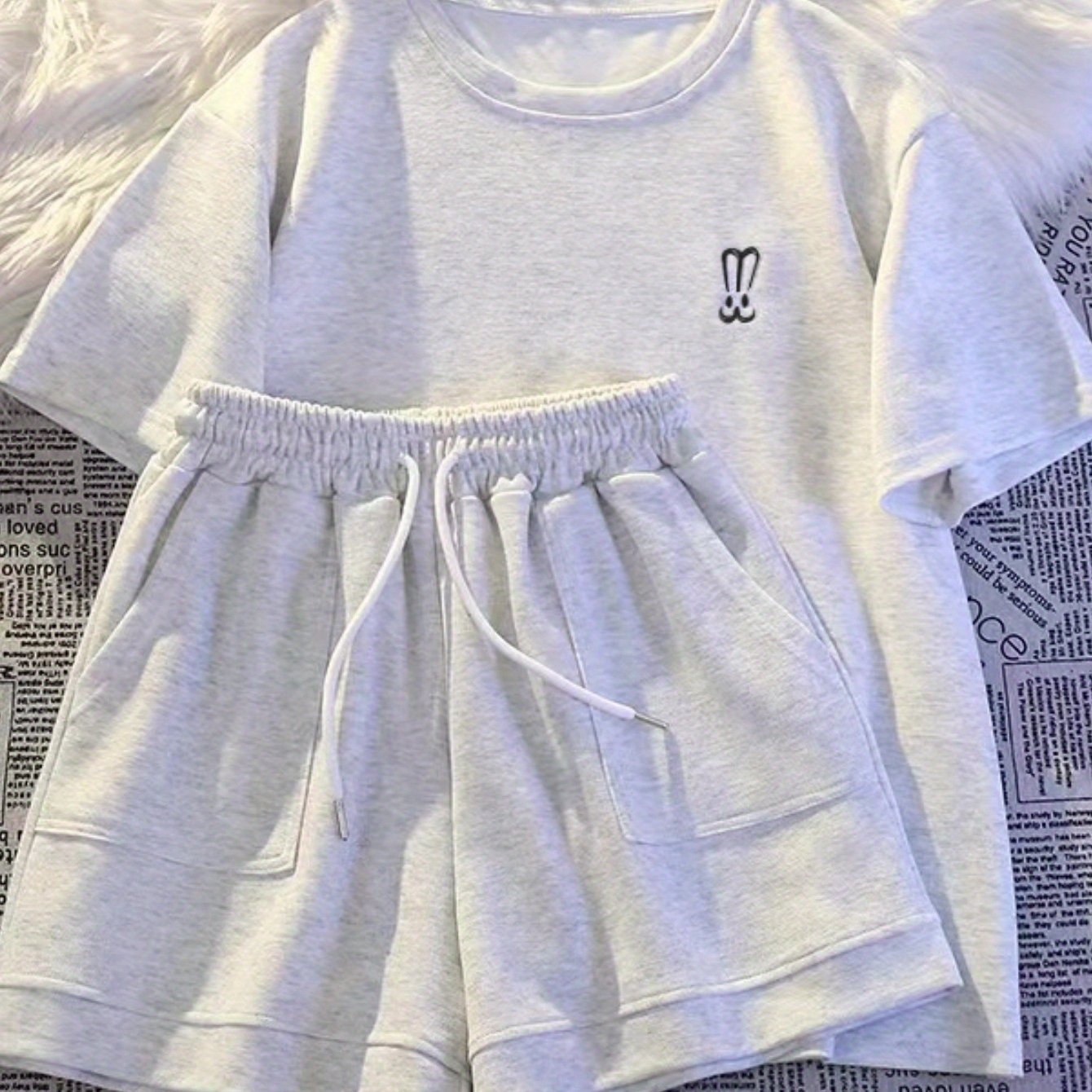 Casual Set: Breathable Short Sleeve Shorts Outfit with Print Design