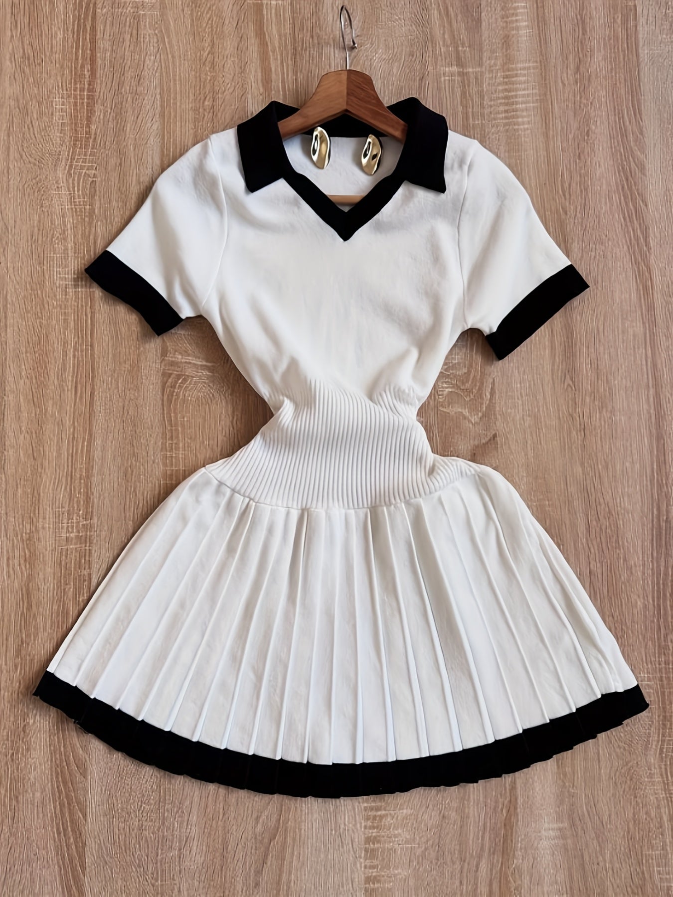 Women'S Casual Color Block V-Neck Dress with Flared Hem - White and Black, Short Sleeve, Polyester, Perfect for Spring/Summer, Casual Attire|Vneck Dress|Polyester Fabric