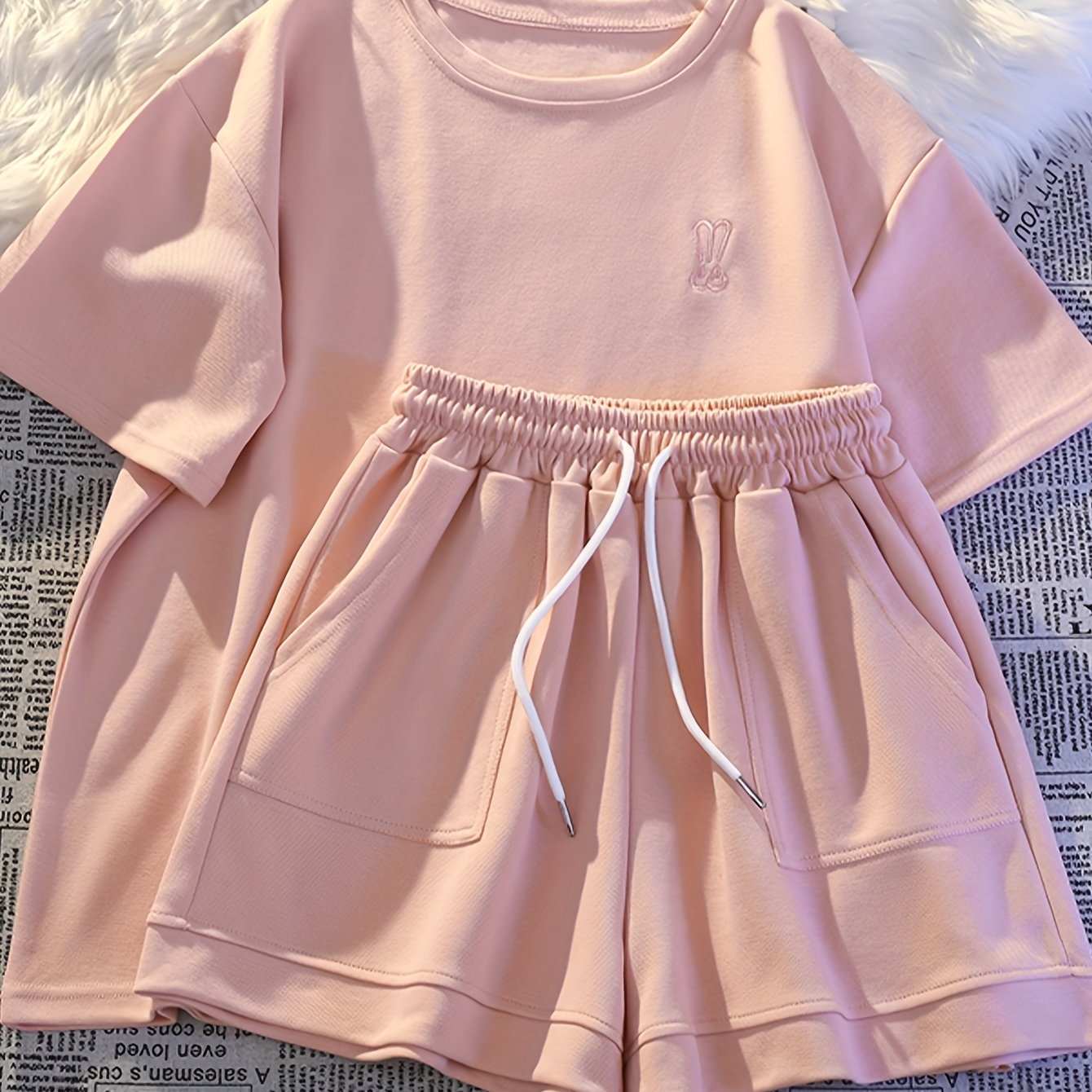 Casual Set: Breathable Short Sleeve Shorts Outfit with Print Design