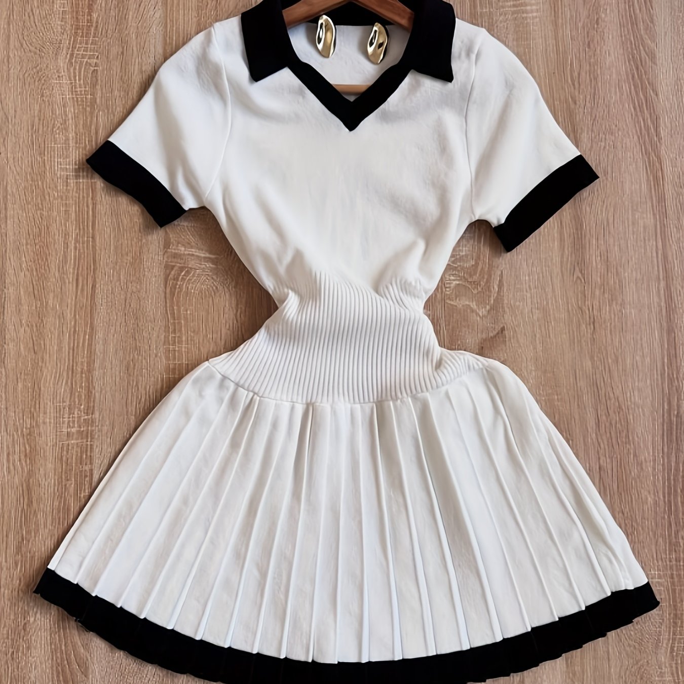 Women'S Casual Color Block V-Neck Dress with Flared Hem - White and Black, Short Sleeve, Polyester, Perfect for Spring/Summer, Casual Attire|Vneck Dress|Polyester Fabric