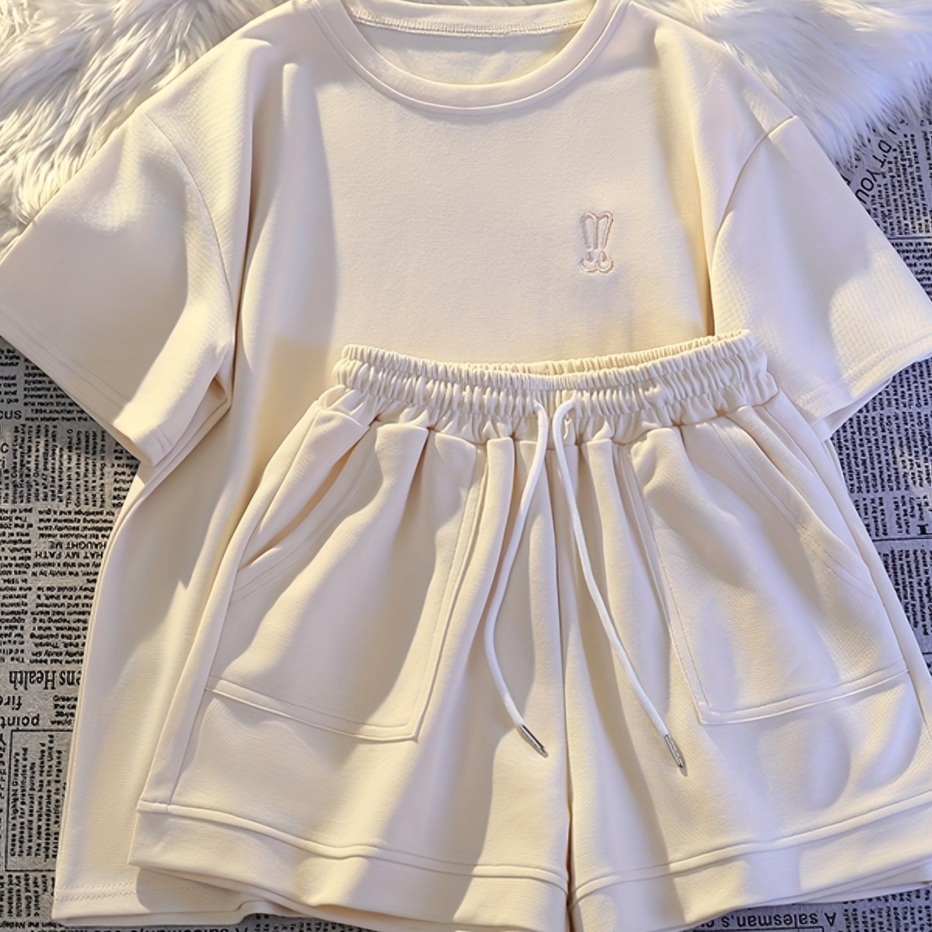 Casual Set: Breathable Short Sleeve Shorts Outfit with Print Design