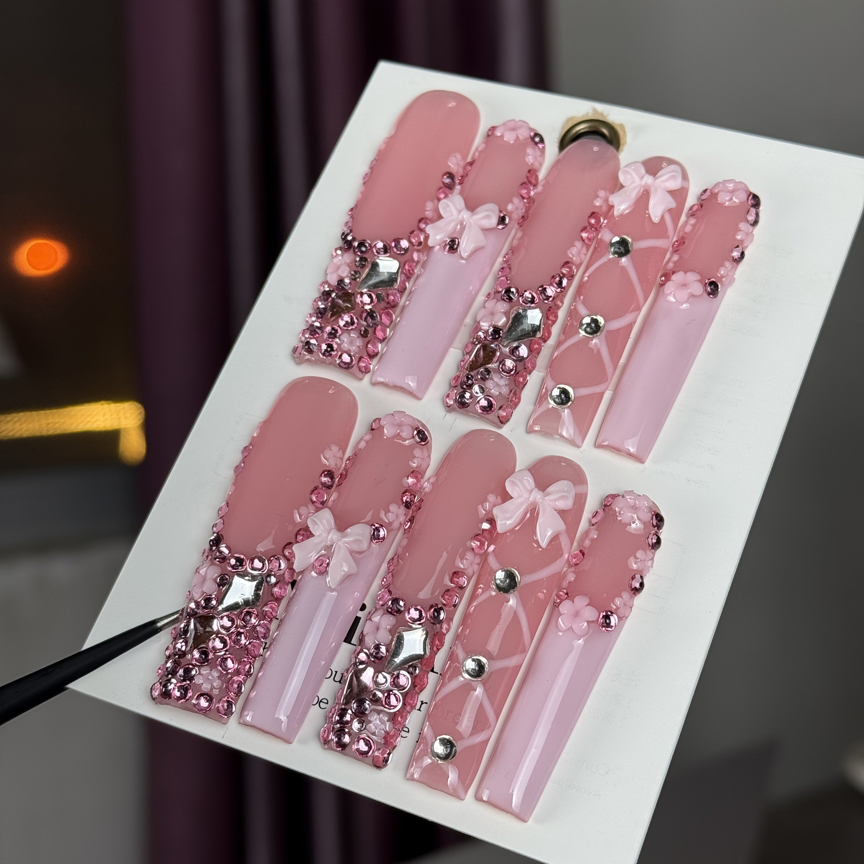 Set of 10 Luxurious And Stylish Nails Featuring Hand-Painted Designs