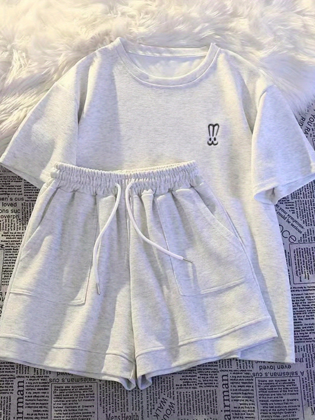 Casual Set: Breathable Short Sleeve Shorts Outfit with Print Design