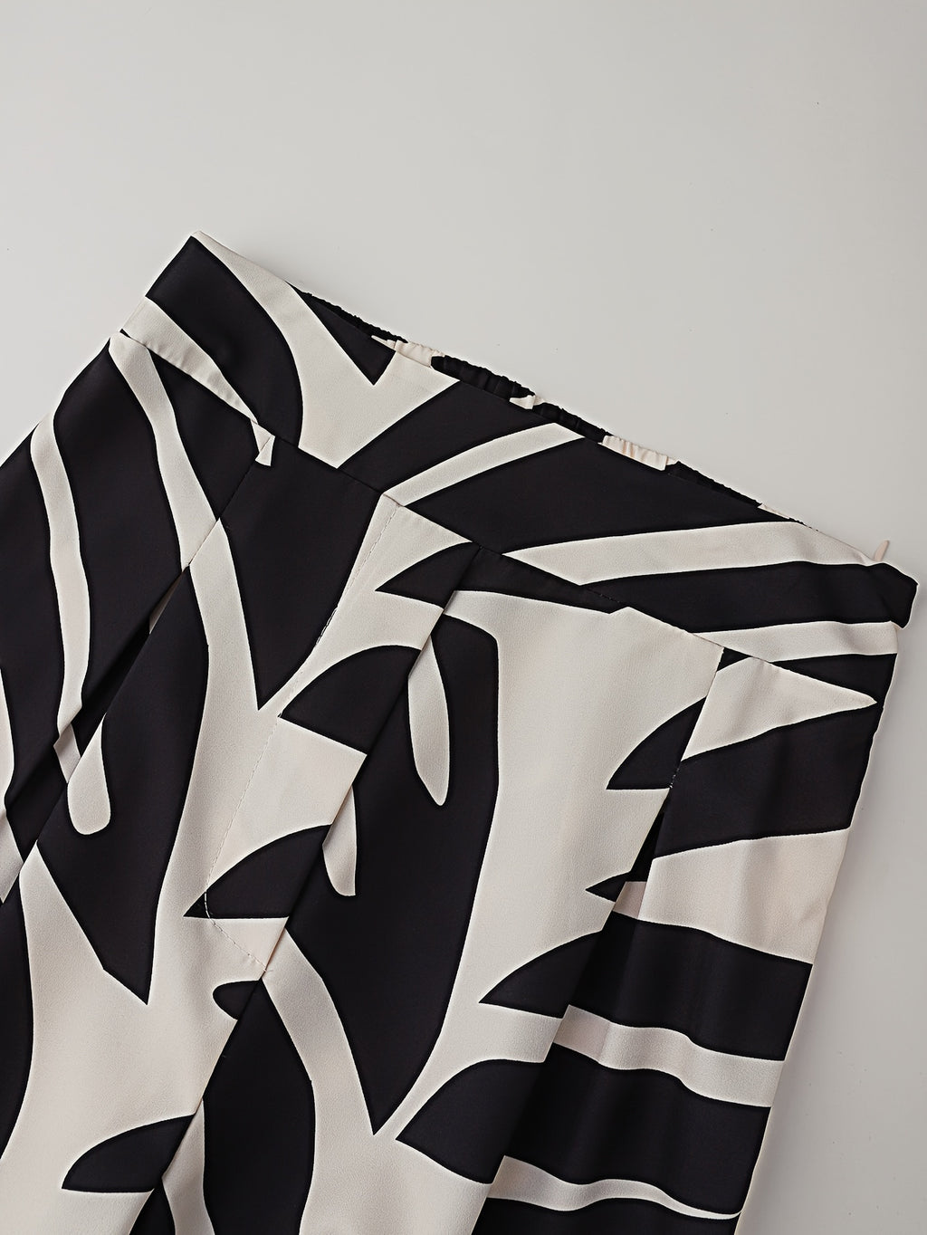 Women's 2pcs Sleeveless Off-Shoulder High-Waisted Set - Black & White Geometric Zebra Stripe Wide-Leg Pants & Top, Non-Stretch Summer Outfit for Beach, Casual Semi-Formal Wear, 2pcs Outfit Set (No Accessories Included)