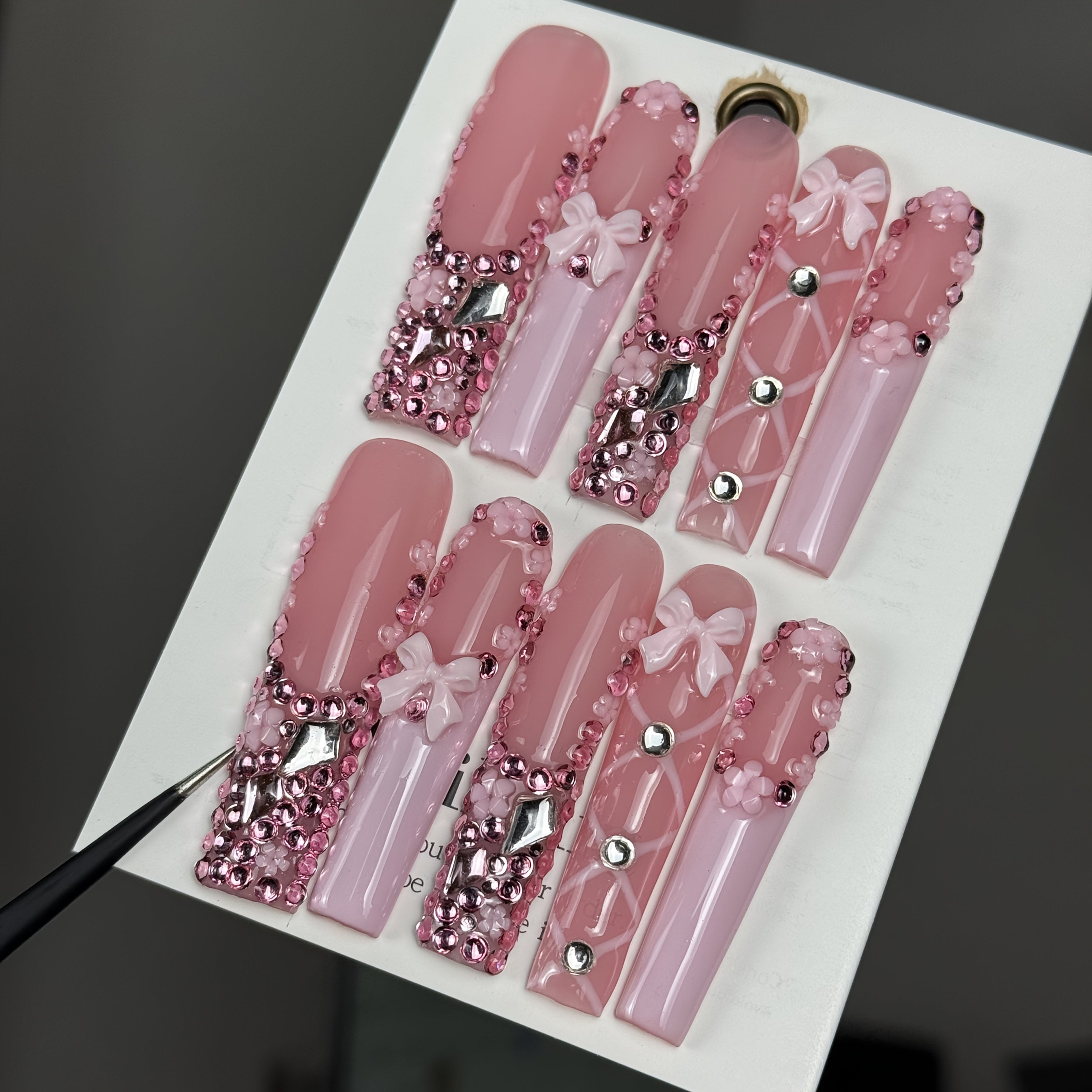 Set of 10 Luxurious And Stylish Nails Featuring Hand-Painted Designs