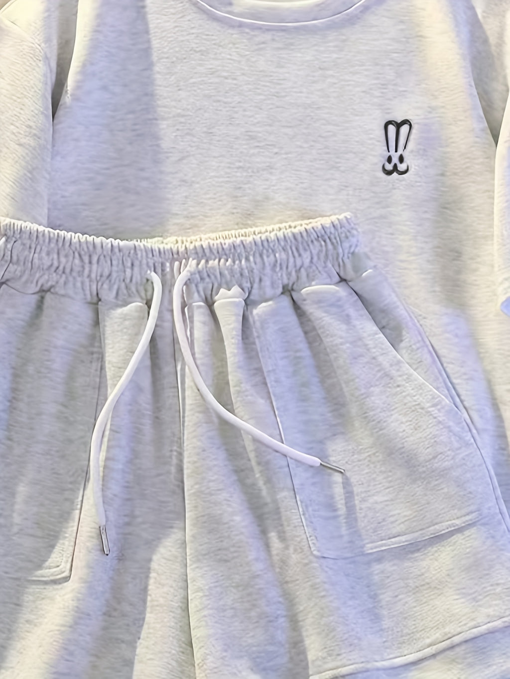 Casual Set: Breathable Short Sleeve Shorts Outfit with Print Design