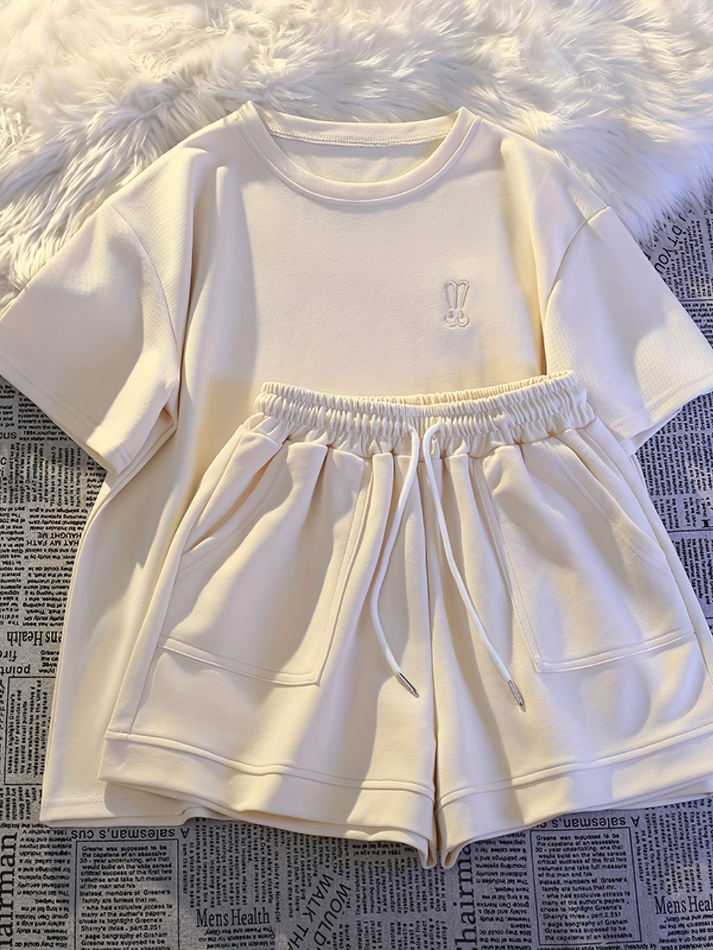 Casual Set: Breathable Short Sleeve Shorts Outfit with Print Design