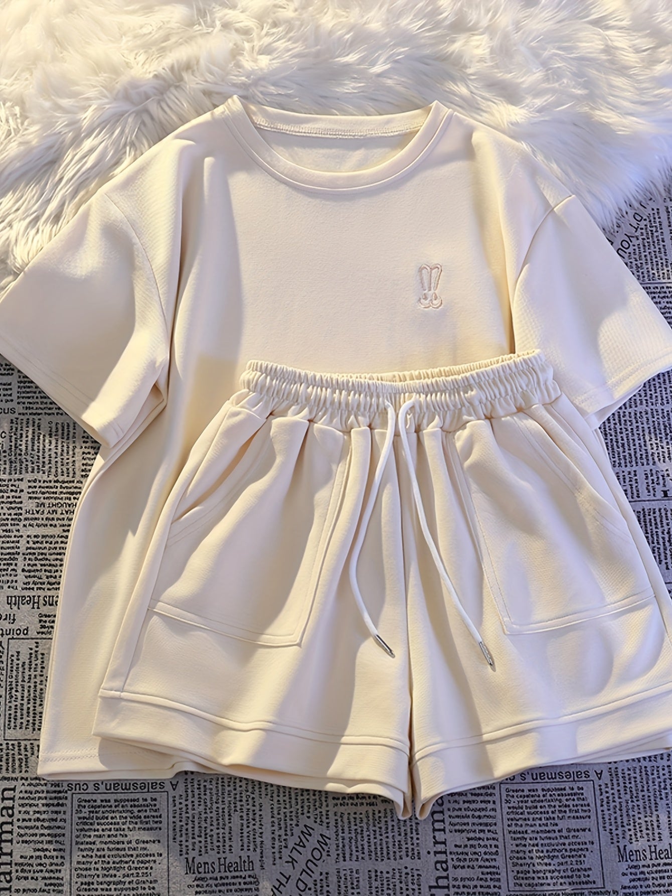 Casual Set: Breathable Short Sleeve Shorts Outfit with Print Design