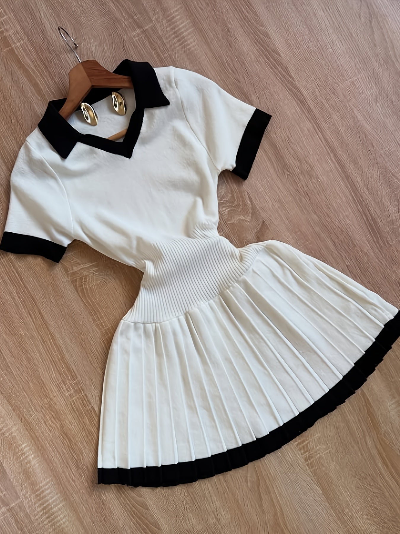 Women'S Casual Color Block V-Neck Dress with Flared Hem - White and Black, Short Sleeve, Polyester, Perfect for Spring/Summer, Casual Attire|Vneck Dress|Polyester Fabric