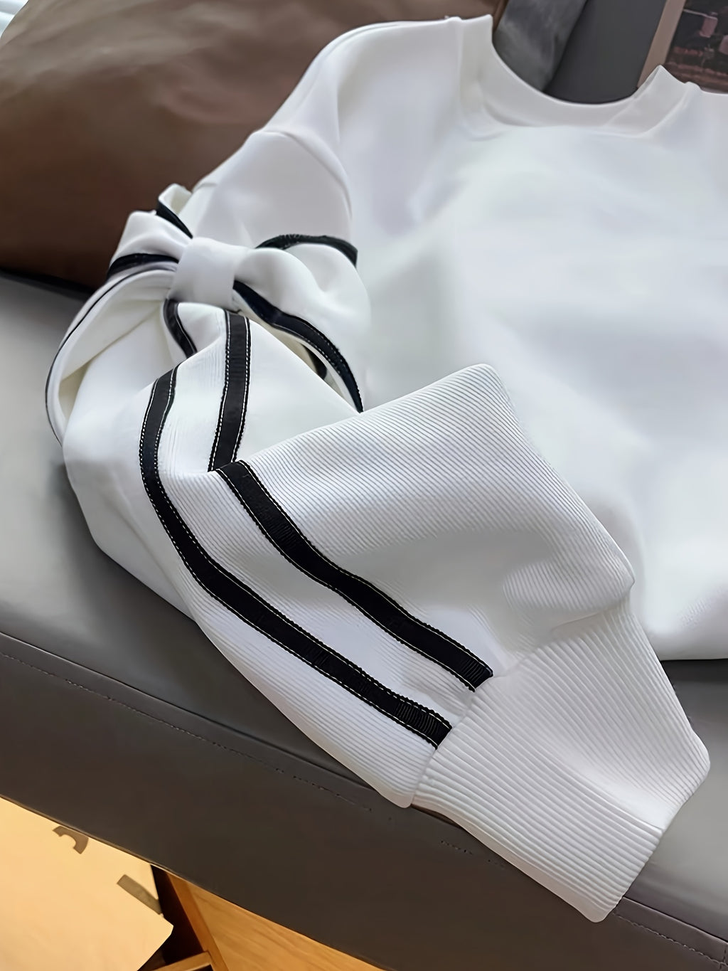 Women'S Stylish Black & White Bow Tie Sweatshirt - Cozy Long Sleeve Pullover with Ribbed Cuffs, Casual Fall/Winter Wear, Casual Wear | Trendy Pullover | Construction, Sweater Hoodie