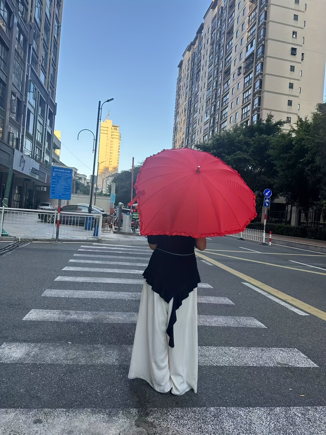 1pc Heart-Shaped Red Lace Umbrella with Floral Design - 16-Rib Manual Open/Close, Durable Plastic & Aluminum Alloy Frame, for Women, Perfect for Beach, Beach Umbrella