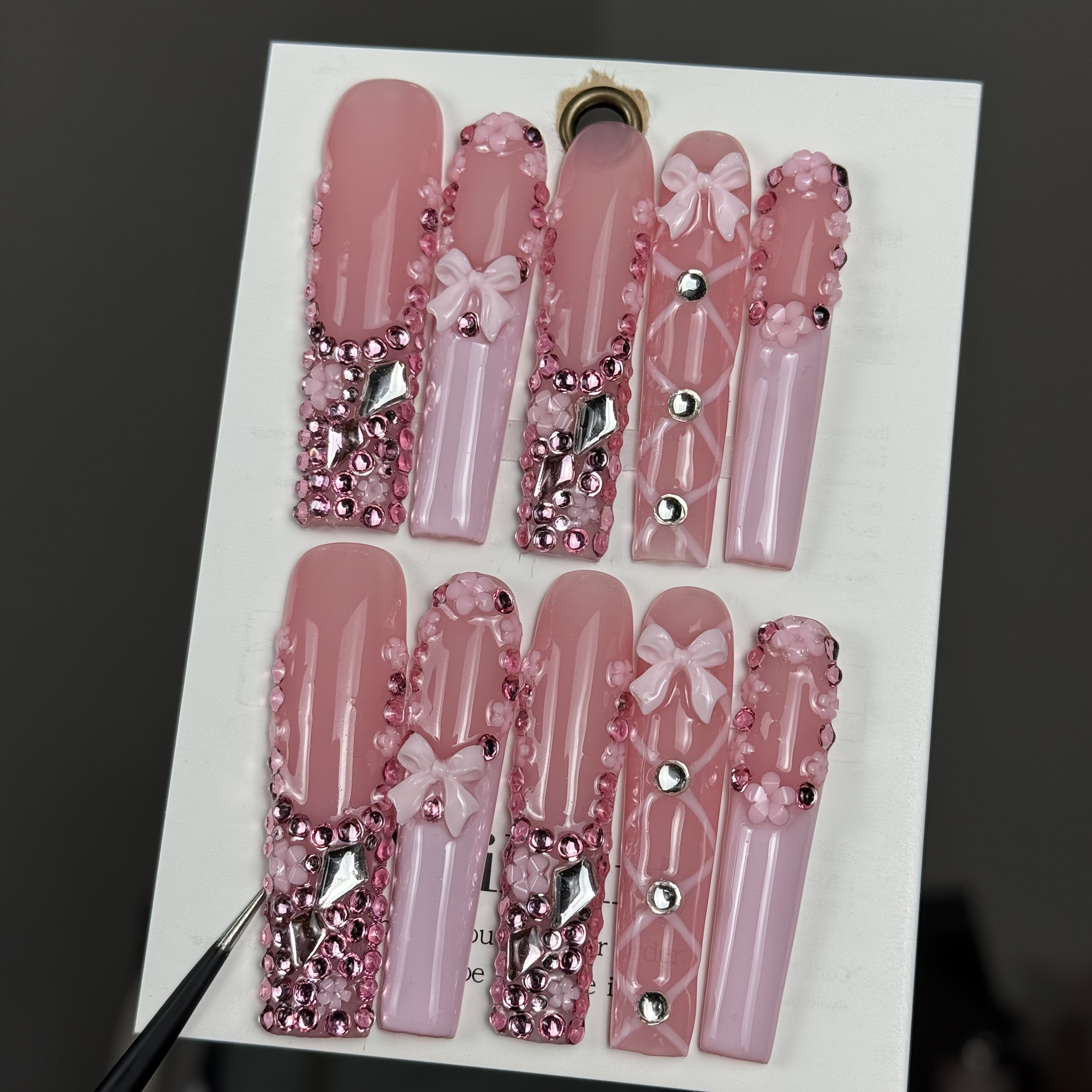 Set of 10 Luxurious And Stylish Nails Featuring Hand-Painted Designs