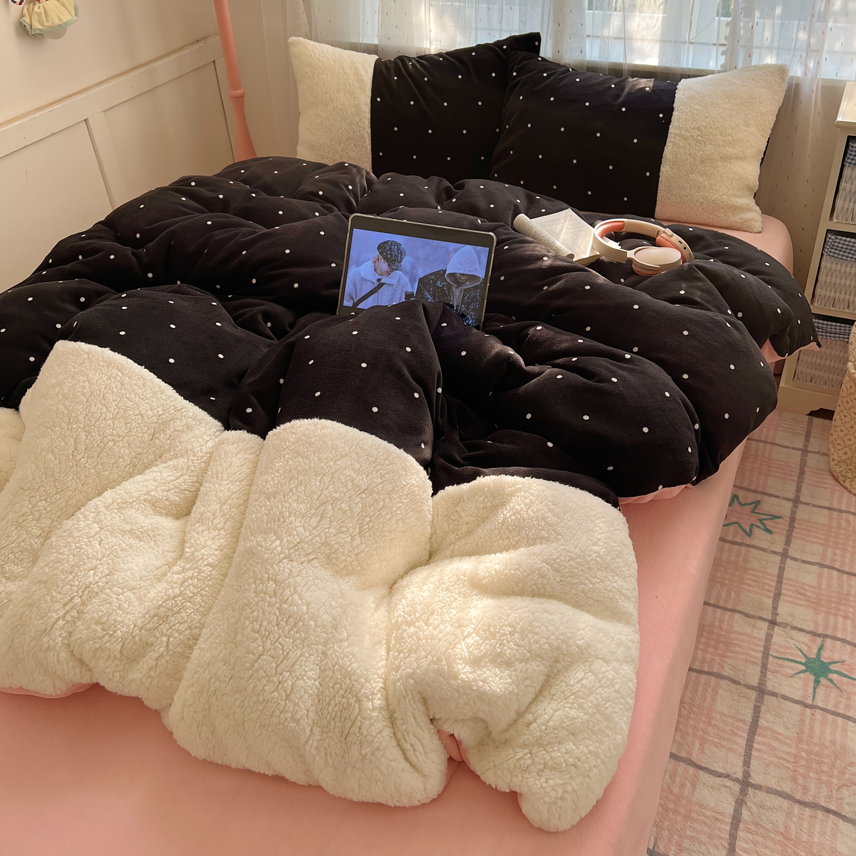 Milk Velvet Four-Piece Set with Spliced Duvet Cover in Two-Tone Color Scheme